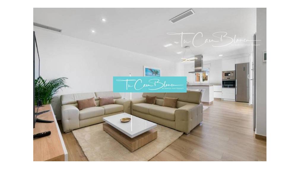 Dokončená novostavba, Rodinný dom Benijófar, 113m2, solárium, bazén 