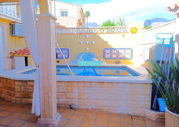 Radový dom La Nucia, 296m2, 5 spální, 2 kúpeľne, bazén, sauna 